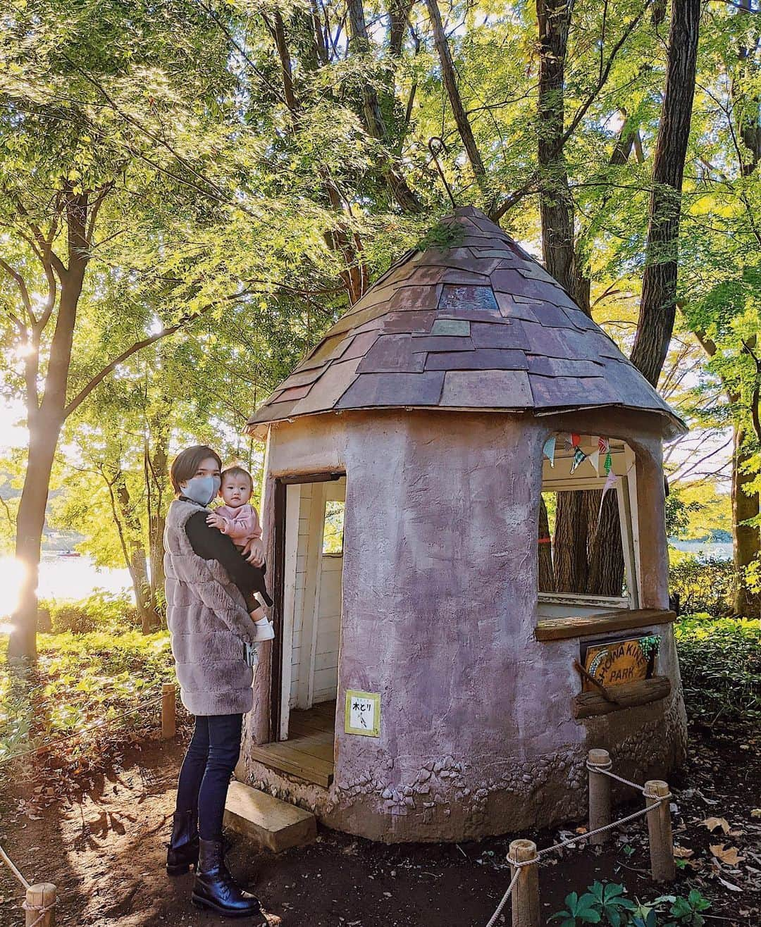 来夏さんのインスタグラム写真 - (来夏Instagram)「#🌳 小屋からハロー👋🏼👶🏻 👨🏻が影から黒衣してます🤣 今年もあと2ヶ月なんて〜早すぎる💨 #生後10ヶ月 #babygirl  #秋 #昭和記念公園 #pixel5」10月27日 10時07分 - rairairaika