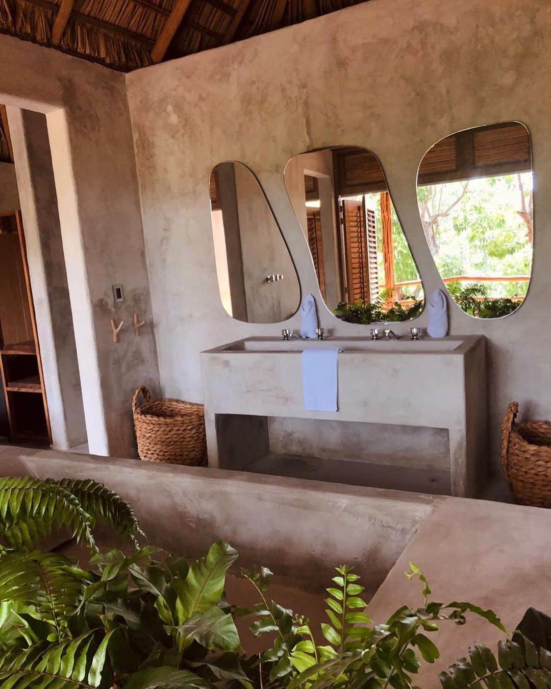 トームさんのインスタグラム写真 - (トームInstagram)「Officially the best bathroom of the trip thus far @monteuzulu #monteuzulu #sanaugustinilo #Oaxaca #mexico」10月27日 4時49分 - tomenyc