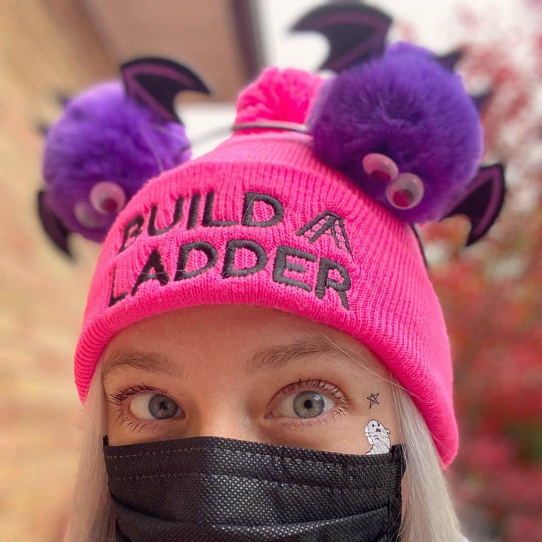 サイモンとマルティナのインスタグラム：「I posted this up as an Instagram story, but for those of you that might miss it... I’d like to say #boo2covid ruining so much holiday cheer globally. This week leading up to Halloween, I’d like to challenge you to dig into your closet and get some Halloween spirit sprinkled onto your every day life. Do the yardwork with a spooky costume on, do the laundry in a princess gown, get some make up and go crazy for your trip to get groceries. Let’s lift other people’s spirits with our silly outfits 🧛🏼‍♀️ Tag a friend to get them started and include the hashtag #boo2covid so we can creep on each other‘s creations! 🧟‍♂️ IT’S ALIIIIIVE BUUUUwahahahhaha~ 👻」