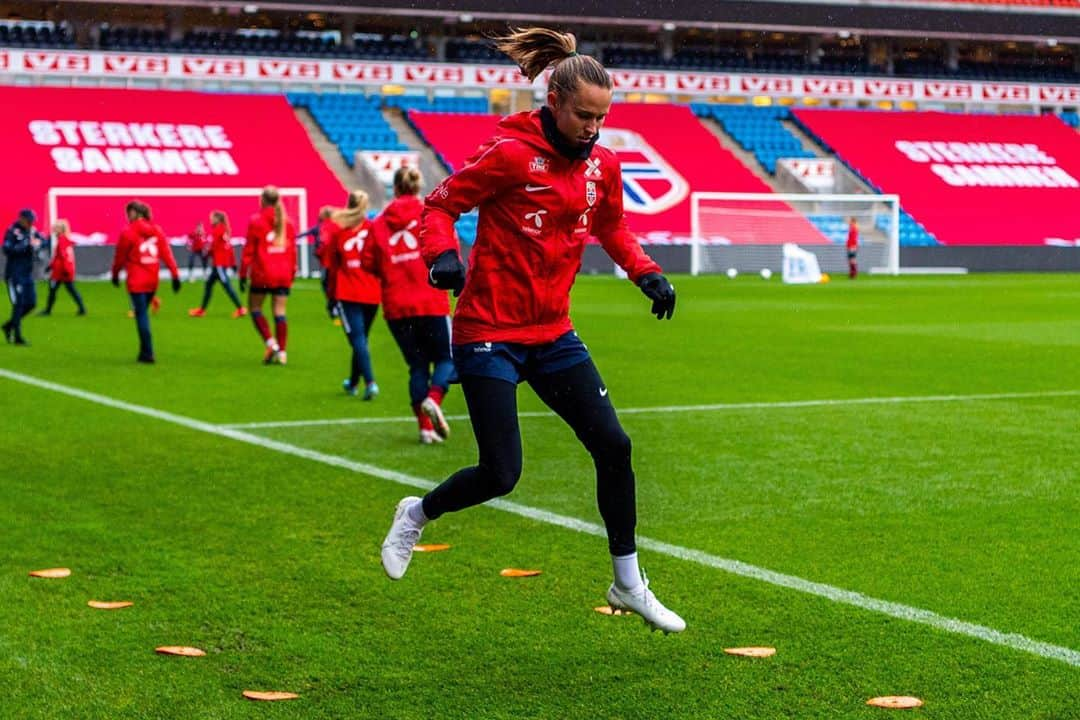 Caroline Graham Hansenさんのインスタグラム写真 - (Caroline Graham HansenInstagram)「Good days of training done and ready for tomorrow’s game against Wales // klar ferdig gå kjør kamp i morgen! Det gledes #sterkeresammen #fotballjentene」10月27日 4時59分 - graham95