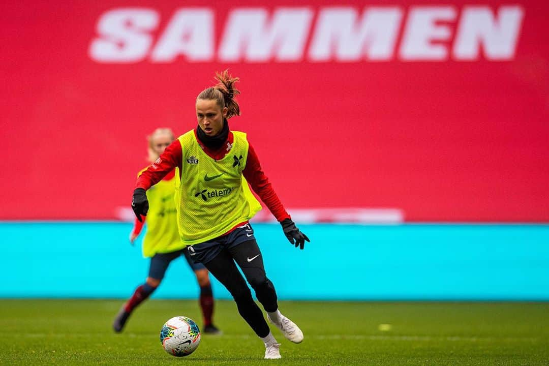 Caroline Graham Hansenのインスタグラム：「Good days of training done and ready for tomorrow’s game against Wales // klar ferdig gå kjør kamp i morgen! Det gledes #sterkeresammen #fotballjentene」