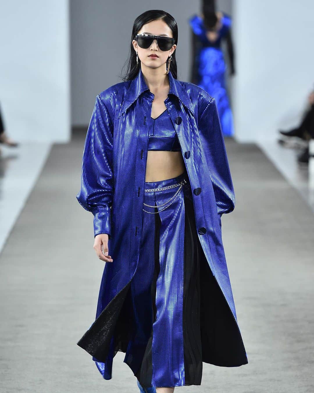Fashion Weekのインスタグラム：「Shine on ✨ #Naersi kept it fresh on the Shenzhen Fashion Week runway with statement-making, tailored looks. Swipe to see more. #SZFW2021SS」