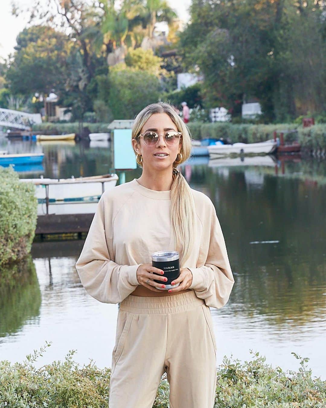 ジーエルシーオーのインスタグラム：「Venice-based yoga instructor, author, and certified health coach Shayna Hiller shares her powerful morning ritual for starting the day off on the right foot.  Tap the link in bio to see how she stays balanced, reduces stress, and gets her creative juices flowing.」