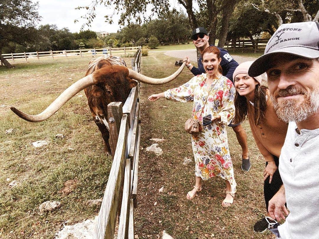 オデット・アナブルのインスタグラム：「The Swishers came to visit and we met this guy. Vamonos is his name and we were all 😍. #tryingtogetallofourpeopletomovetoAustin 🤠」