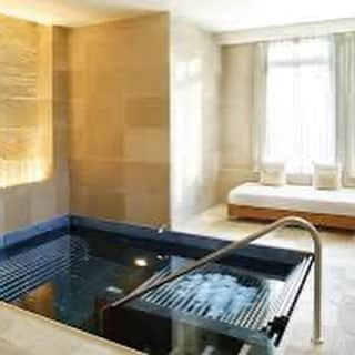 Reiko Lewisさんのインスタグラム写真 - (Reiko LewisInstagram)「Mandarin Oriental Spa, New York   The project brings me back a good memory almost 20 years ago. This was my first Spa project as a junior designer and my respecting senior designer Jennifer taught me a lot of know-how! Looking at their website, most of the designs we did remain in the spa.  All photos from the Mandarin Oriental New York website マンダリンオリエンタルスパ、ニューヨーク このプロジェクトは、ほぼ20年前の良い思い出を呼び戻します。 ジュニアデザイナーとして私の最初のスパプロジェクトであり、尊敬するシニアデザイナーのジェニファーは私にたくさんのノウハウを教えてくれました！ ウェブサイトを見ると、私たちのデザインのほとんどがスパに残っています。 #hawaiiinteriordesign #spa #spadesign #ハワイインテリア #スパ #スパデザイン」10月27日 5時10分 - ventus_design_hawaii