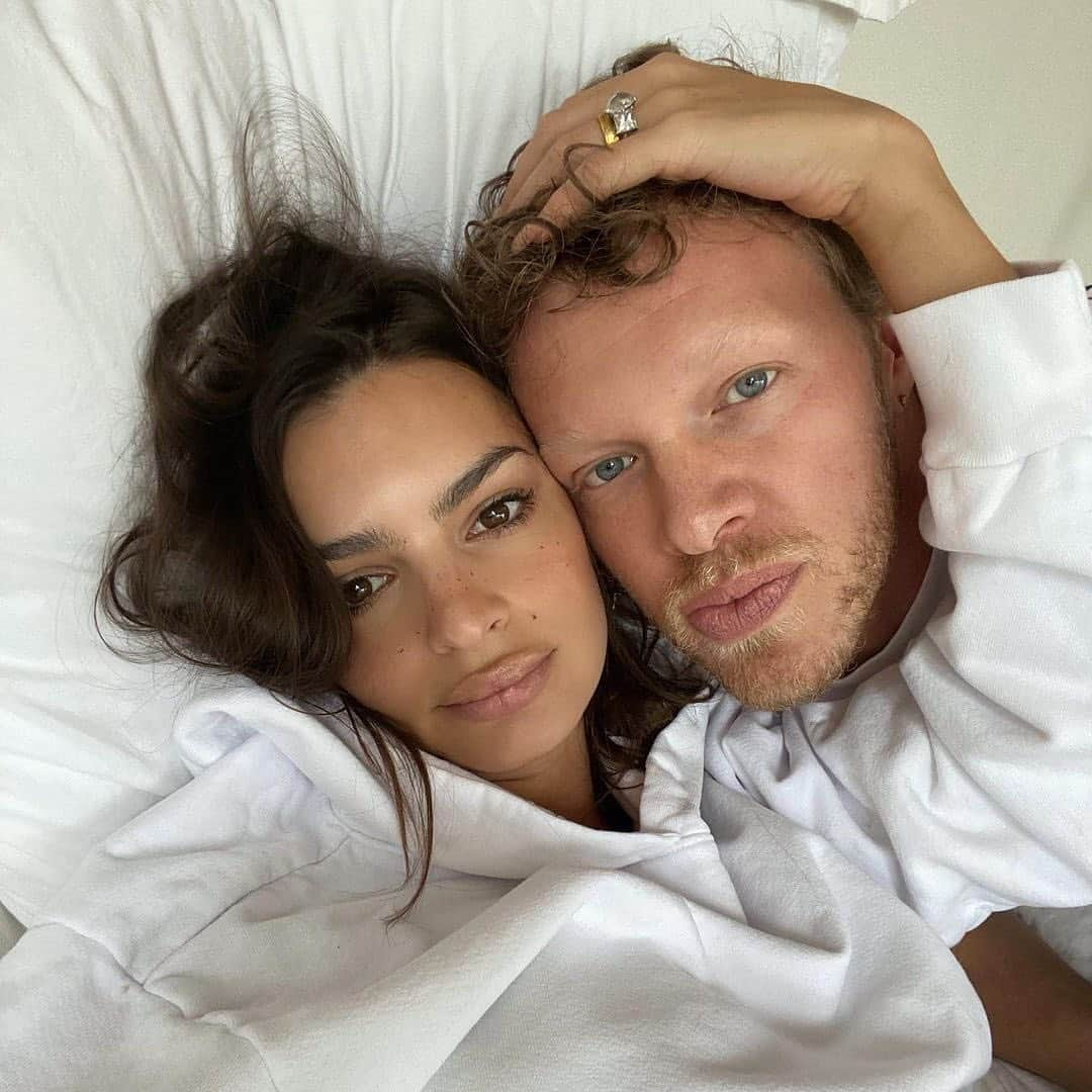 E! Onlineさんのインスタグラム写真 - (E! OnlineInstagram)「Em Rata is going to be a mama! That's right, Emily Ratajkowski is expecting her first child with Sebastian Bear-McClard and you can head to the link in our bio for everything we know, including her stunning announcement. (📷: Instagram)」10月27日 5時16分 - enews