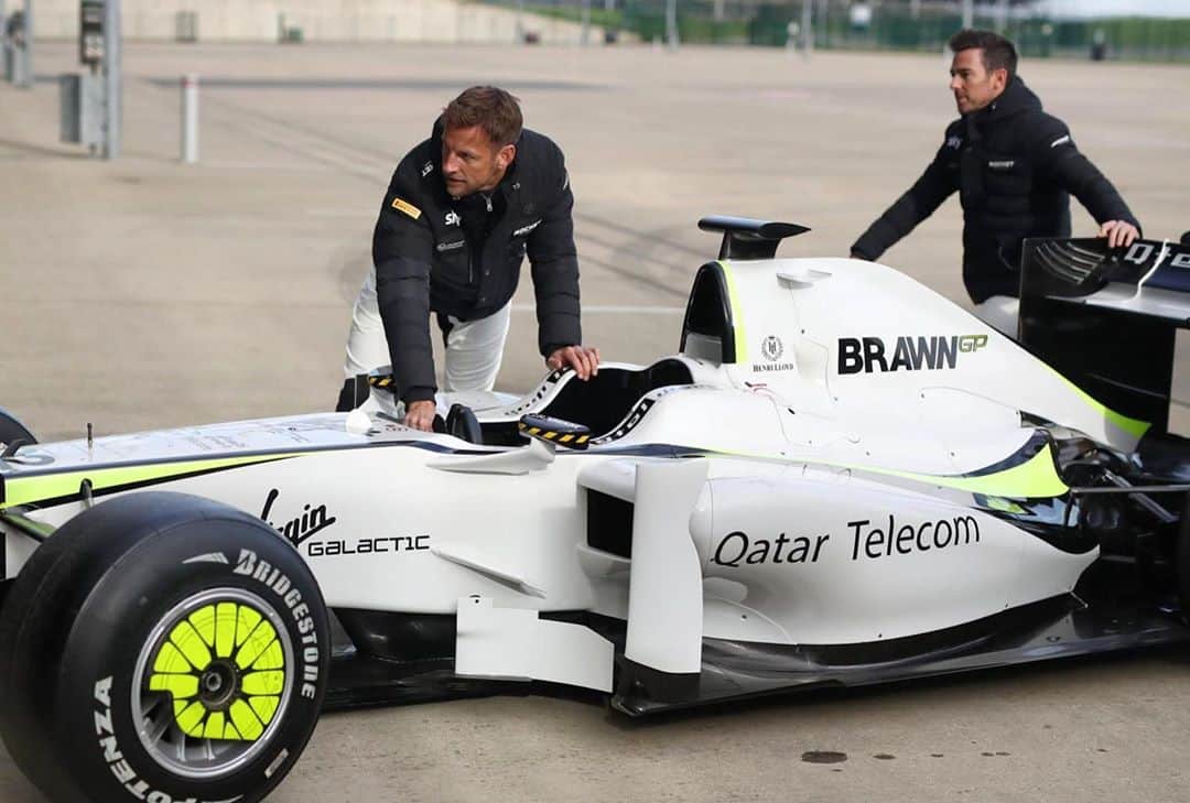 ジェンソン・バトンさんのインスタグラム写真 - (ジェンソン・バトンInstagram)「Just two mates pushing an old F1 car! 😊📸@jakobebrey」10月27日 5時25分 - jensonbutton