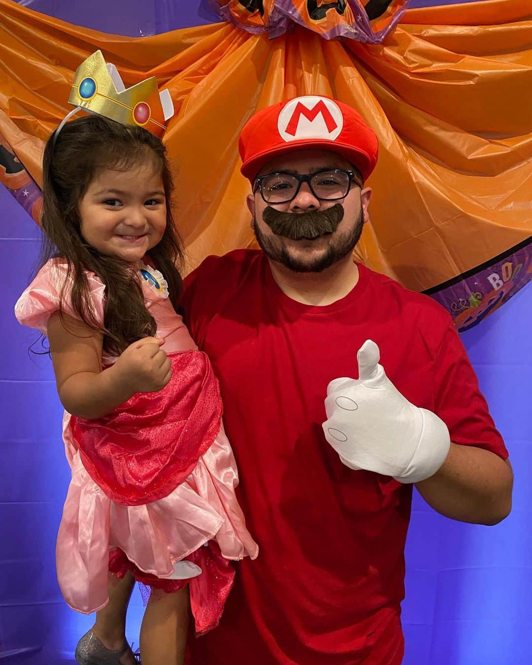 リコ・ロドリゲスのインスタグラム：「It’s-a me, Mario and my princess Peach 👸🏽😊 #Halloween #GodDaughterGoals #RodriguezHalloweenParty 👻🎃 @nintendo」