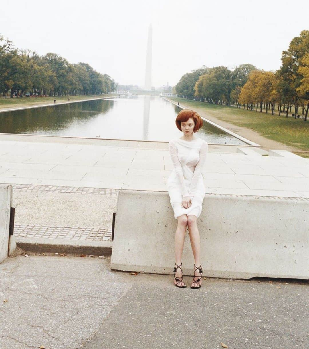 リリー・コールのインスタグラム：「Regram @wmag ~ if you can, please VOTE!! 🤍🙏🏽♥️.... Jackie O vibes, back in the day, in Washington DC, by @juergentellerstudio ... voting guide on @wmag profile」