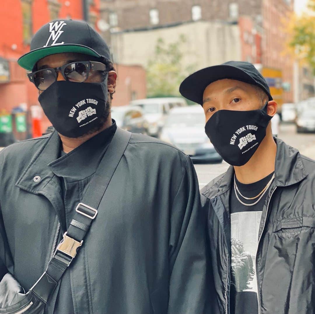 パブリックスクールのインスタグラム：「To further boost conversation and encourage people to mask up, we're launching the #MaskUp challenge in partnership with @nygovcuomo @mariahkennedycuomo and @therealreal . The need to #MaskUp is REAL. Do it because you care about your health, the well being of others and the greater collective. You can mask up in our New York Tough masks available on @therealreal (link in bio) with 100% of proceeds going to support @FeedingAmerica, @TheNurseHeroes and #NewYorkCOVIDReliefFund.   Here's how it works. 1 - Take a mask selfie 2 - Post it sharing why you #MaskUp 3 - Tag @nygovcuomo @mariahkennedycuomo @therealreal in your selfie 4 - Tag 5 others & challenge them to post + tag 5 more  For our kickoff post we challenge @donaldjtrumpjr @ivankatrump @jaredcoreykushner @flotus and @realdonaldtrump   Cmon people let’s get these masks poppin!」