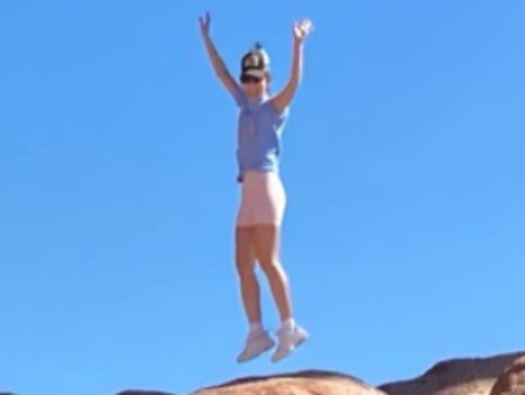 ジュリー・ロッシュのインスタグラム：「2020 jump ⛰No one told me I looked strange with that hat.」