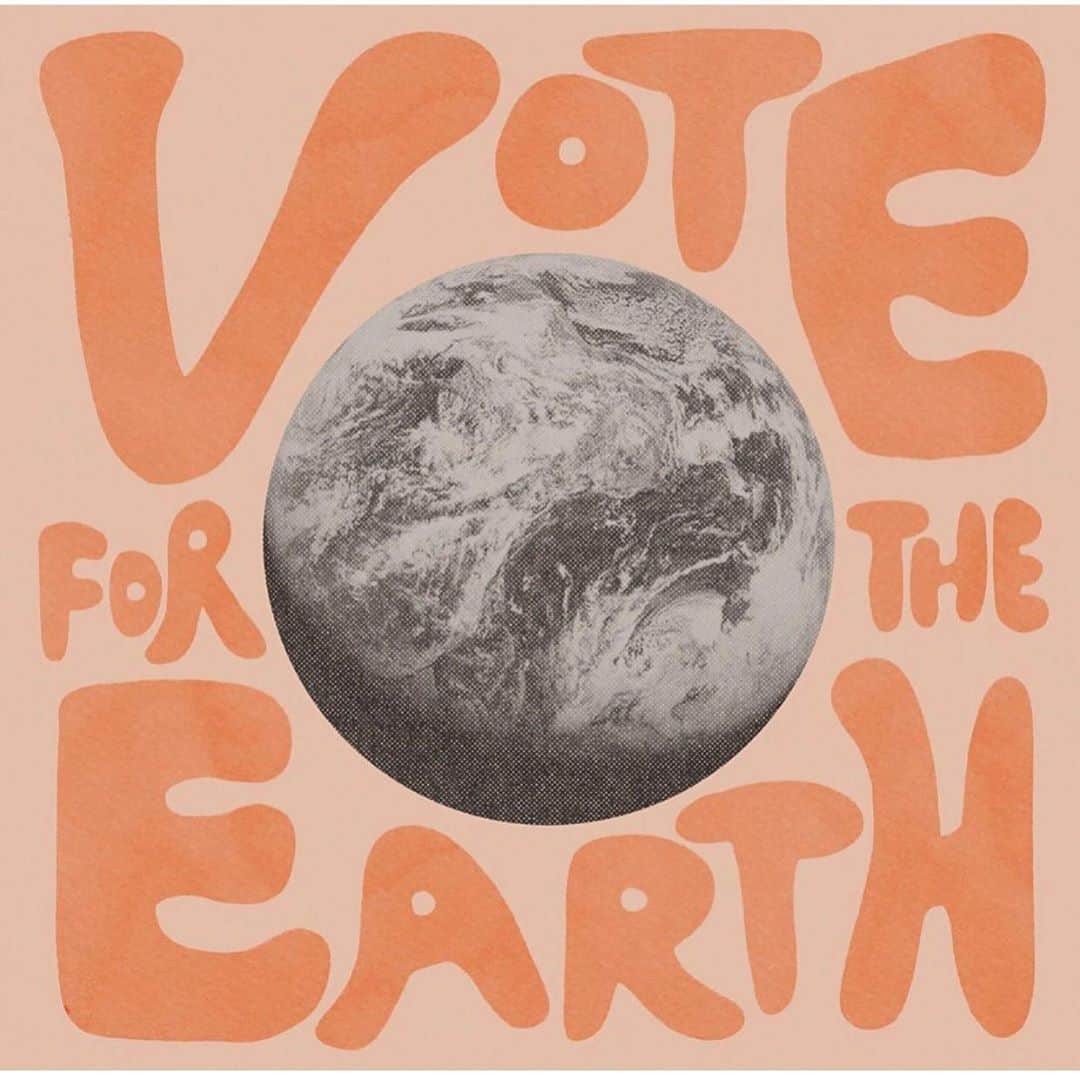 ベス・ベアーズのインスタグラム：「#VOTE @joebiden @kamalaharris SO WE HAVE AN EARTH TO LIVE on in 10 years. #bidenharris2020」