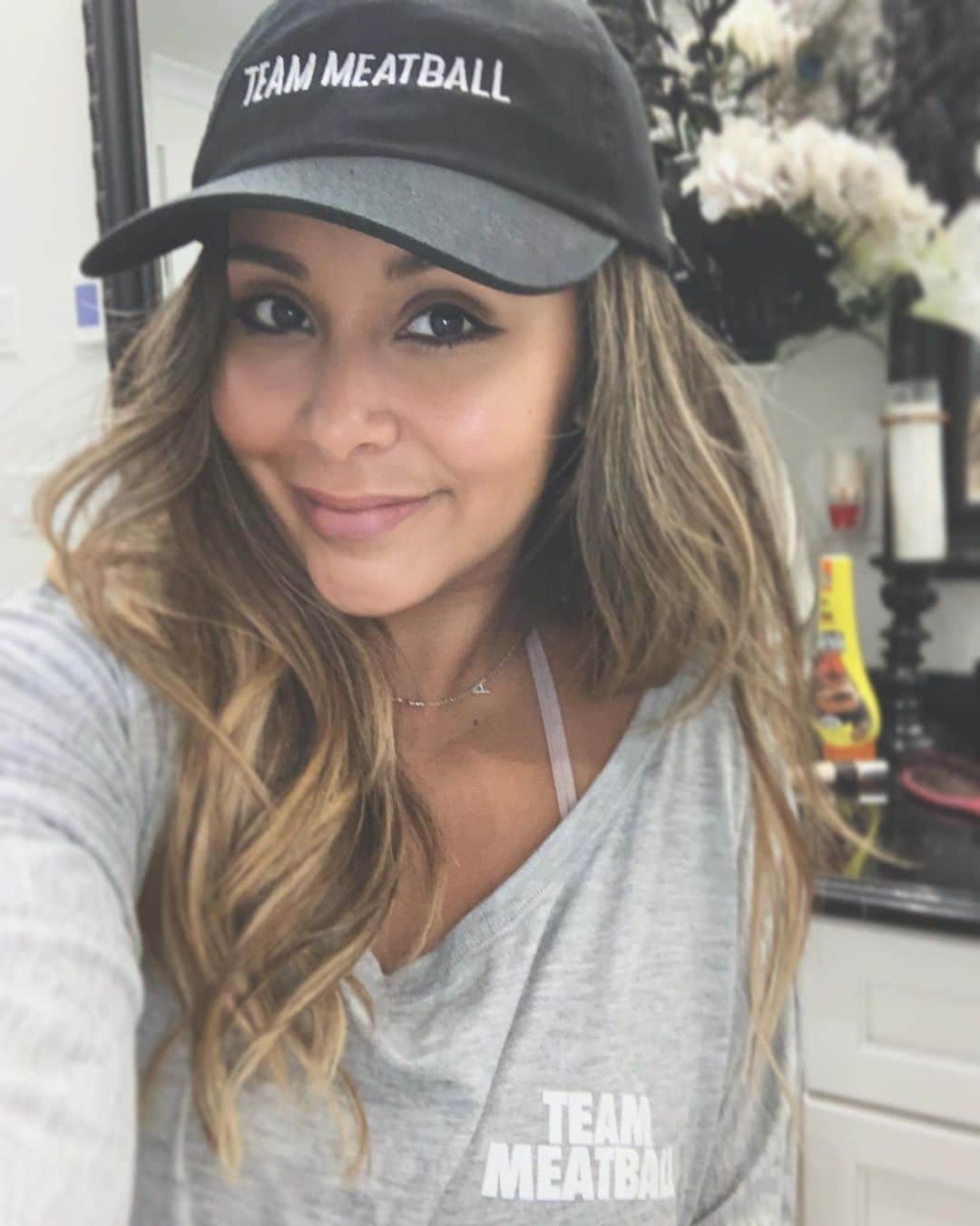 ニコール・ ポリッツィのインスタグラム：「NEW MEATBALL MERCH 🔥🍝 @meatballmerch #teammeatball」