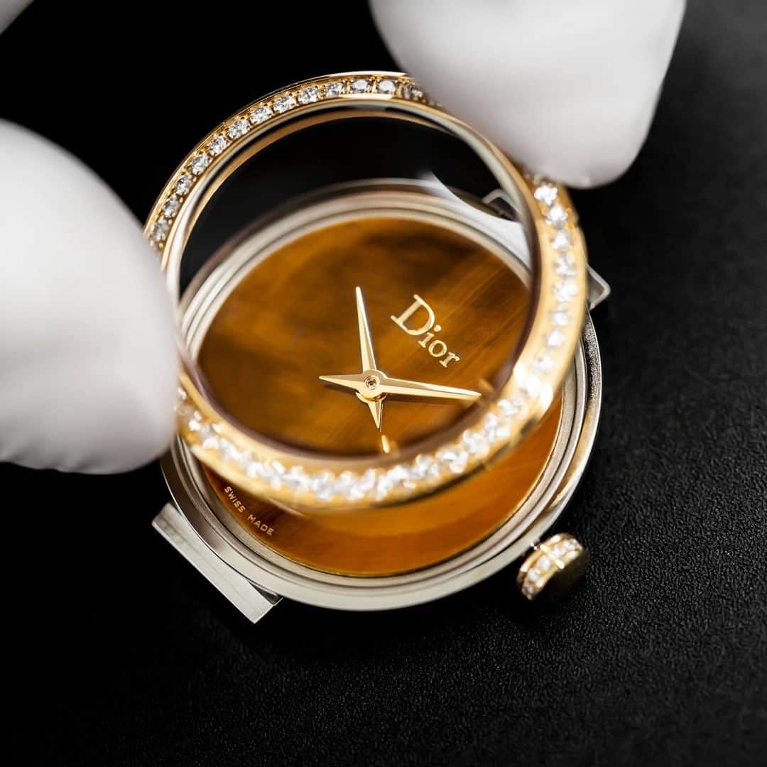クリスチャンディオールさんのインスタグラム写真 - (クリスチャンディオールInstagram)「A stainless steel Milanese mesh bracelet as supple as fabric combines with a striking luminous tiger's eye stone dial on the new 'La D de Dior Tiger's Eye Satine' timepiece designed by @VictoiredeCastellane. Imbued with the #DiorJoaillerie spirit, this masterpiece of #DiorSavoirFaire and Swiss watchmaking is available to discover on our website or in your nearest Dior boutique.  #DiorHorlogerie  © @PolBaril」10月27日 6時00分 - dior