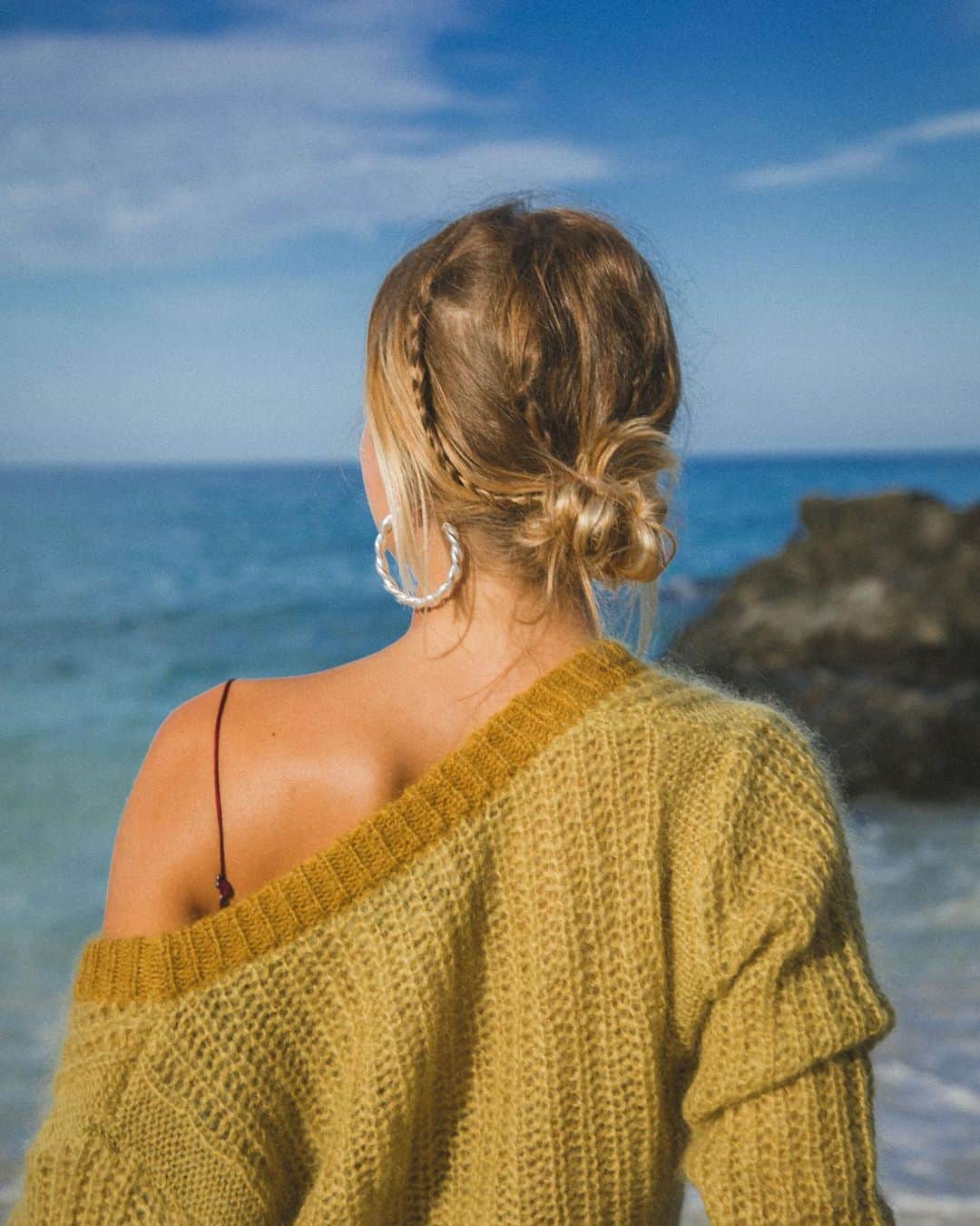 ダニジョーのインスタグラム：「Everything in its right place 🌊  @palomafield in the Mustard Cropped Sweater & Naomi hoops 〰️ photo by @katiewinkhi  #dannijogirls」