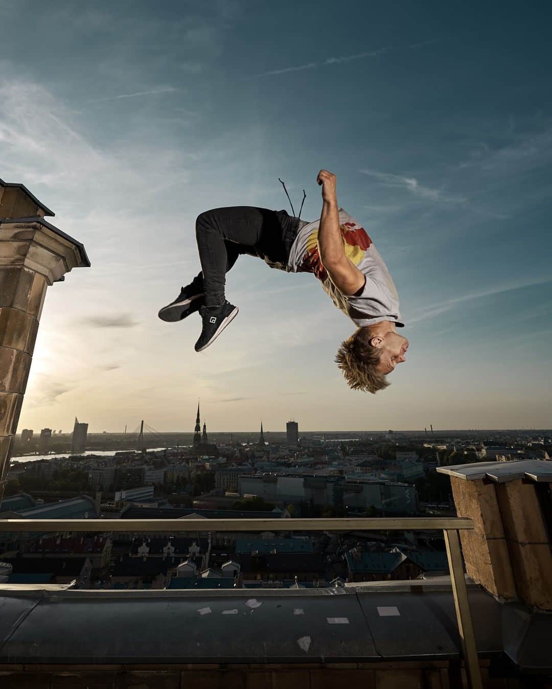 レッドブルのインスタグラム：「he really cut that this 👌 close   🤸‍♂️: @pashatheboss  #redbull #givesyouwiiings #parkour #freerunning #flip」