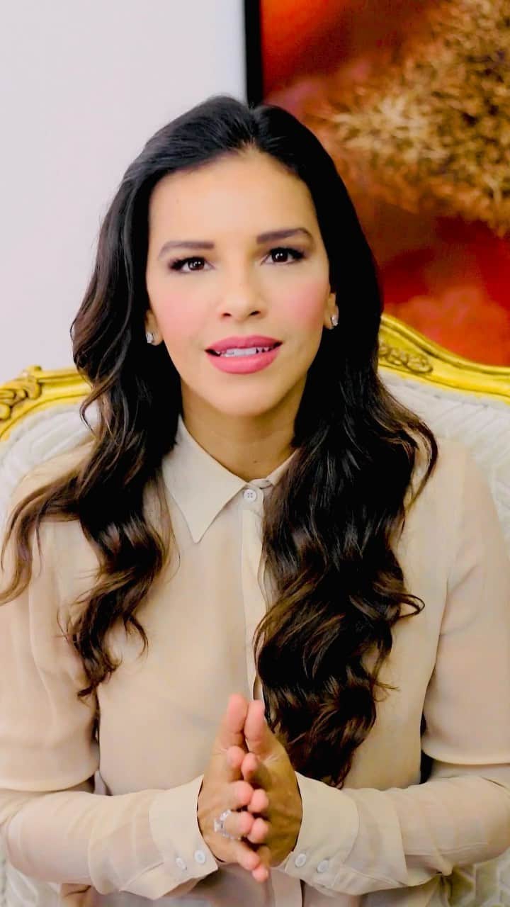 Mariana Riosのインスタグラム：「Nossos olhos selados de ontem revelam, hoje, aquilo que não queríamos enxergar. Mais cedo, ou mais tarde, a venda que cobre sua visão cai e, mesmo não querendo, você é obrigado a perceber. Mesmo assim, consciente da dor que foi furtiva, você insiste em negar tal descortinamento. Quem, no final dessas linhas é o responsável? O outro, que salienta a realidade, ou você, que decide por murar sua própria capacidade de ver? Mariana Rios」