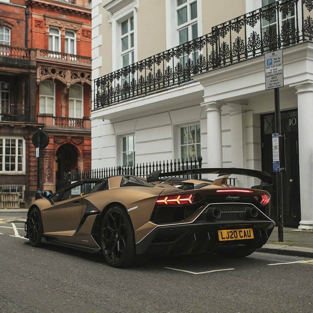 Kik:SoLeimanRTさんのインスタグラム写真 - (Kik:SoLeimanRTInstagram)「@93.sal Tastefully specced   #Lamborghini #Aventador #SVJ #Roadster #V12 #London #Mayfair #LamborghiniAventador #AventadorSVJ」10月27日 6時04分 - carinstagram