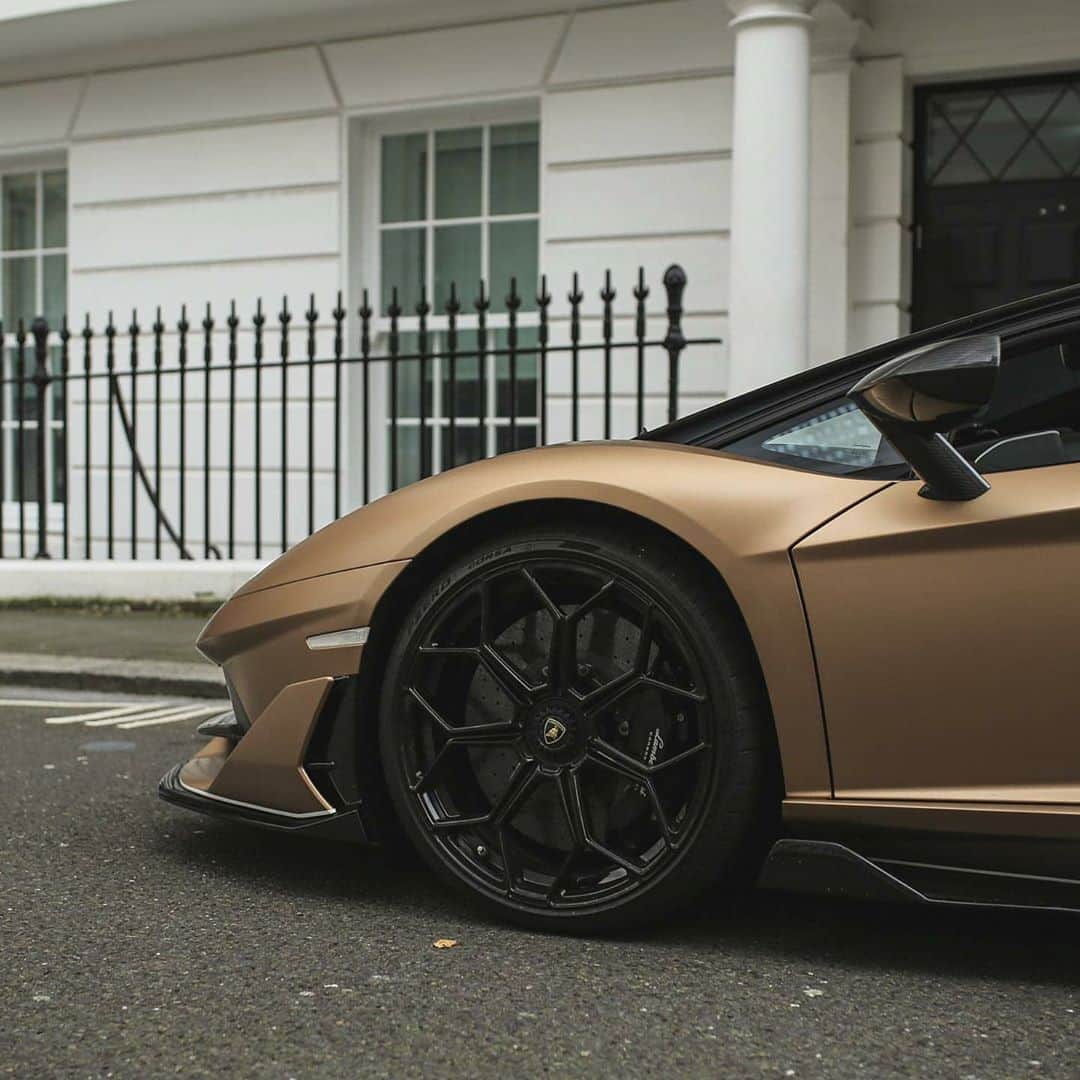 Kik:SoLeimanRTさんのインスタグラム写真 - (Kik:SoLeimanRTInstagram)「@93.sal Tastefully specced   #Lamborghini #Aventador #SVJ #Roadster #V12 #London #Mayfair #LamborghiniAventador #AventadorSVJ」10月27日 6時04分 - carinstagram
