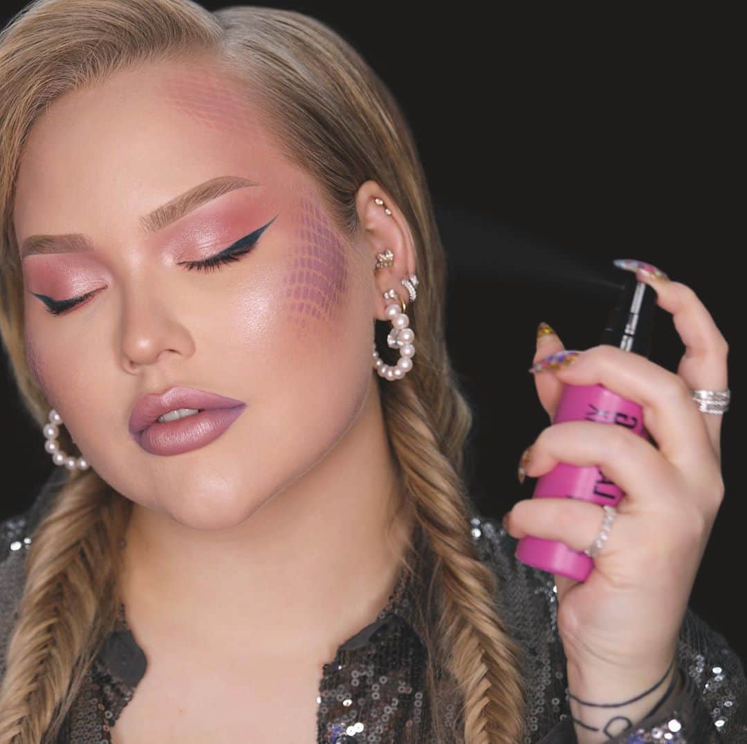Maybelline New Yorkさんのインスタグラム写真 - (Maybelline New YorkInstagram)「Mask-proof your #Halloween look with #lastingfix setting spray! @nikkietutorials finished her look with a spritz of this mattifying spray to set and lock-in her mermaid glam! 🧜🏻‍♀️ #maybellinepartner #mnyhalloween」10月27日 6時08分 - maybelline