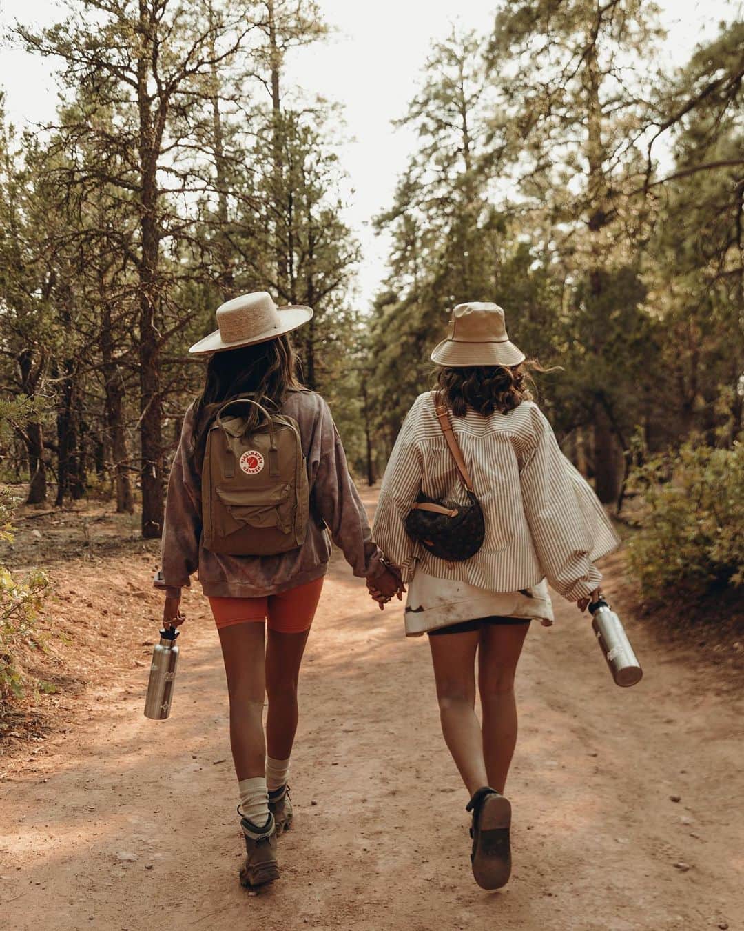 Collage Vintageのインスタグラム：「Hike day at Grand Canyon with my girl @sincerelyjules 🥾👩🏻‍🤝‍👩🏽 Tag a friend you would like to travel with soon 🤠 @revolve #camprevolve」