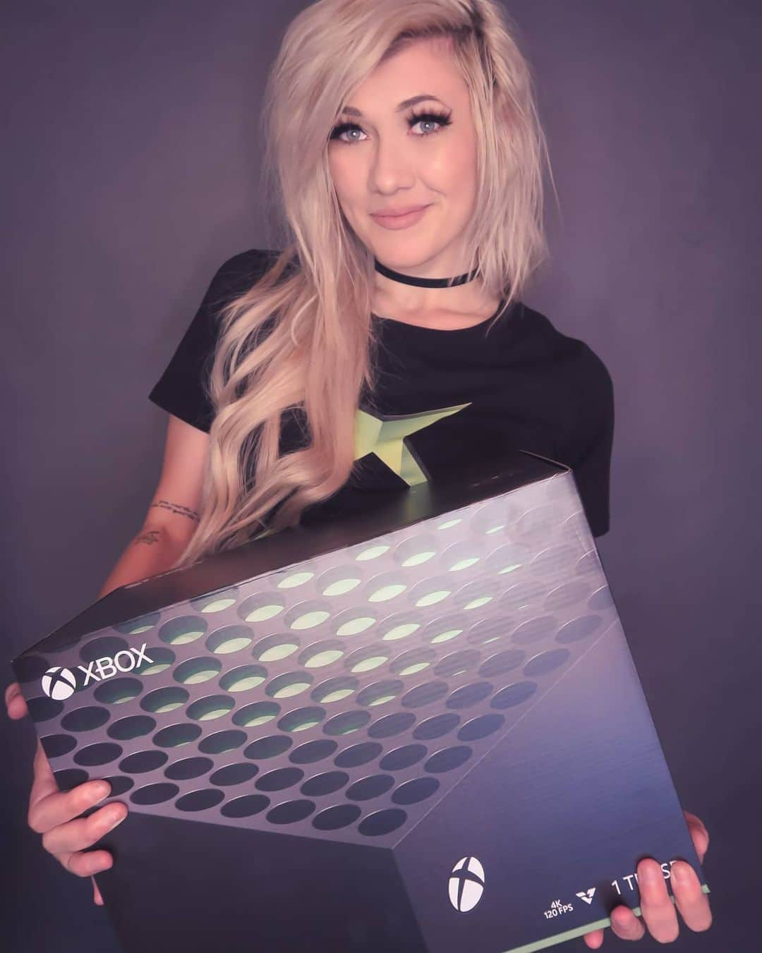 リンジー・エリースさんのインスタグラム写真 - (リンジー・エリースInstagram)「There are no words to describe my excitement right now 😱 The new Xbox Series X is in my hands!! Thank you @Xbox and @tacobell for bestowing this beauty upon me, you have my undying love forever. Unboxing video coming soon!」10月27日 6時14分 - gglindsayelyse