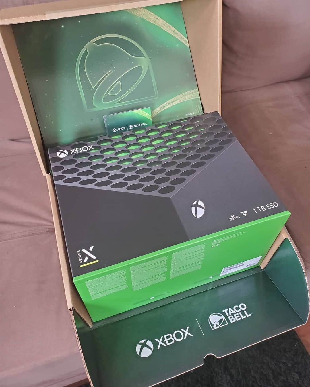 リンジー・エリースさんのインスタグラム写真 - (リンジー・エリースInstagram)「There are no words to describe my excitement right now 😱 The new Xbox Series X is in my hands!! Thank you @Xbox and @tacobell for bestowing this beauty upon me, you have my undying love forever. Unboxing video coming soon!」10月27日 6時14分 - gglindsayelyse