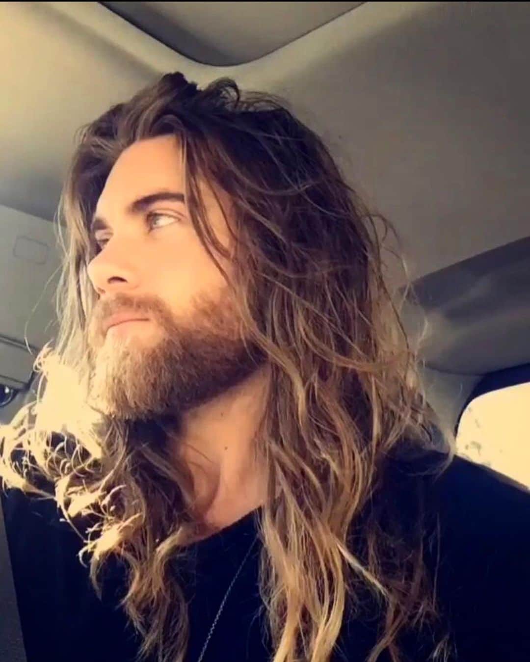 モデル、ブロック・オハーンのインスタグラム：「FOCUSing...   On the road. Not this selfie. Just wanted to say hey 👋🏽」