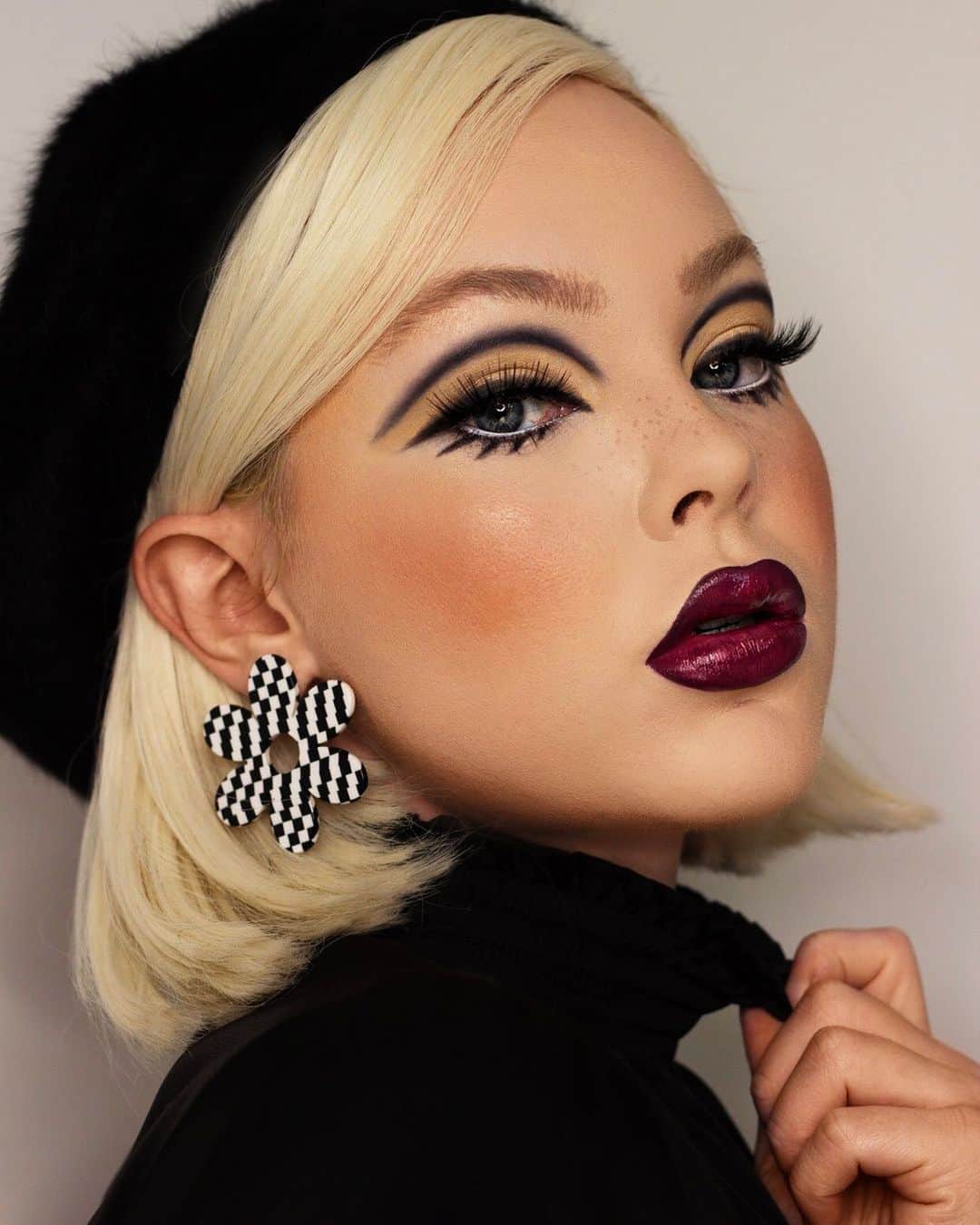 Smashboxのインスタグラム：「Which decade’s makeup are you most drawn to? Something about 60’s makeup feels so glam…might have to add this look by @beatsbylizzie to our permanent rotation. 📺 ⠀⠀⠀⠀⠀⠀⠀⠀⠀ ▫️Photo Finish Original Primer ▫️24 Hour Eye Shadow Primer ▫️Studio Skin 24 Hour Oil Free Hydra Foundation in 0.5 ▫️Studio Skin Flawless Oil-Free 24 Hour Concealer in Fair Light Neutral ▫️Cover Shot Eye Palette in Matte ▫️Always Sharp Liner in Prune ▫️Super Fan Mascara ▫️Brow Tech To Go in Taupe ▫️Be Legendary in Fig ▫️Cali Contour in Light Medium ▫️Setting Spray」