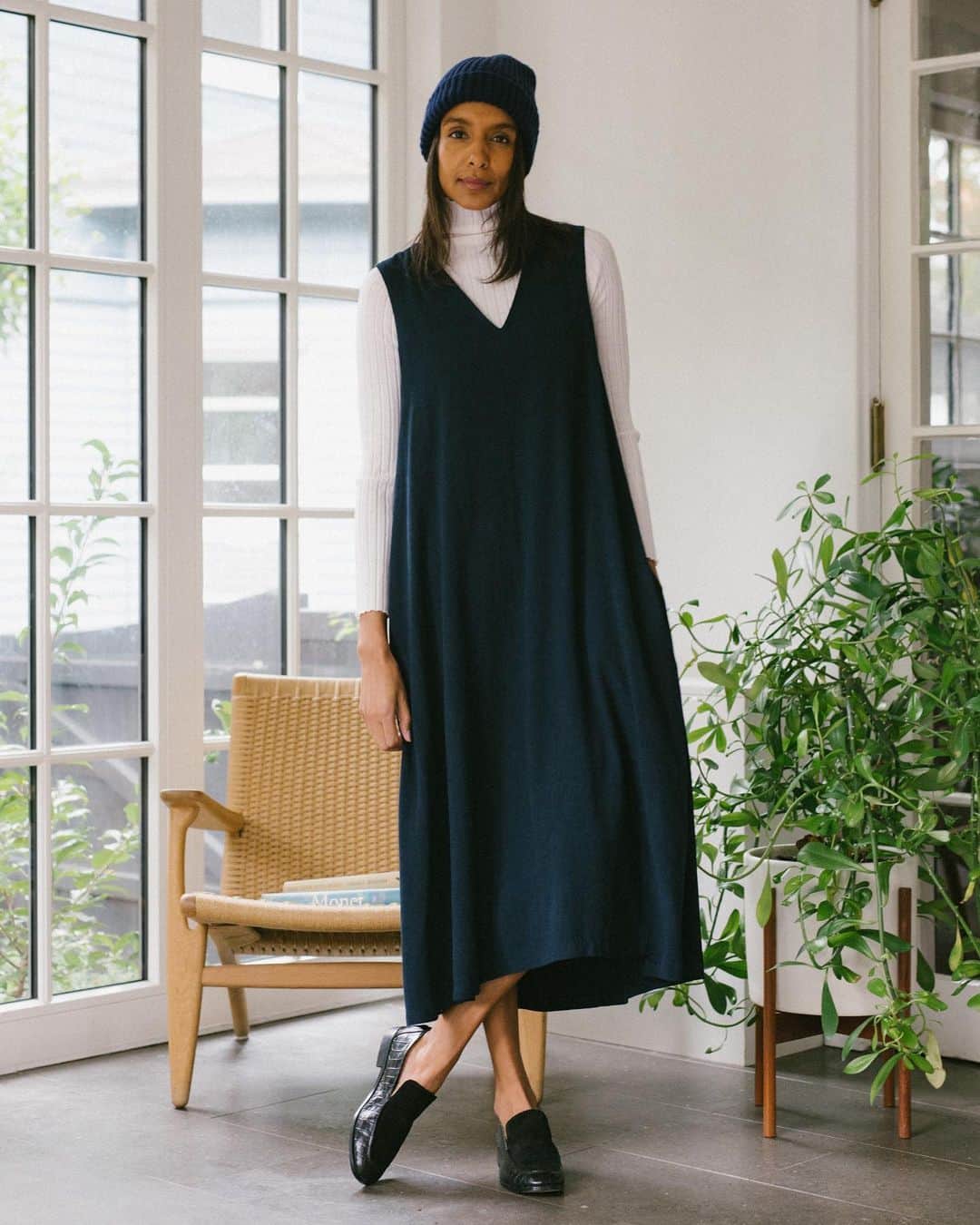 スティーブンアランのインスタグラム：「The Fargo Dress is your elevated midi. Made from a nubby and drapey deep navy tencel, it has the effortlessness of a dress you can throw on, but feels infinitely chic. A piece that’s made to be lived in by wearing it different ways as the seasons change. #stevenalan」