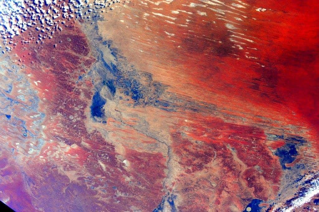 NASAさんのインスタグラム写真 - (NASAInstagram)「Pumpkin Space Latte anyone?  Creamy clouds against burnt oranges and deep reds reminiscent of a classic Autumn treat - this fall scape fit for the stars is actually an image of Australia captured from the @iss by astronaut Scott Kelly. Go ahead, drink it in. 😌☕️  Credit: NASA/Scott Kelly  #NASA #SpaceStation #Fallscape #Earth #PSL」10月27日 6時31分 - nasa