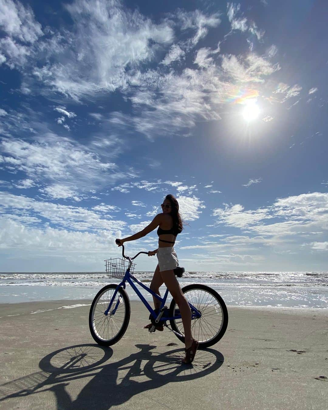 ローラ・ゼンのインスタグラム：「rolling with the tide 🌊」