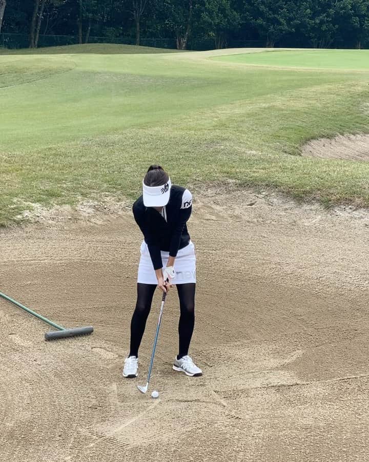 のインスタグラム：「. よくバンカーに入るのでバンカーからのショットが成長した気がします⛳️✨ . 次の課題はバンカーになるべく入らないようにしなきゃ😣💦 . . . #ゴルフ#golf#⛳️#ゴルフ女子#ゴルフ好き#ゴルフウエア#ゴルフコーデ#ゴルフスイング#골프 #골프웨어 #골프스윙 #여행 #해외여행 #골프스타그램 #골프중독 #와인 #소주 #좋은시간 #newbalance#newbalancegolf#ニューバランス#バンカー#バンカーショット」