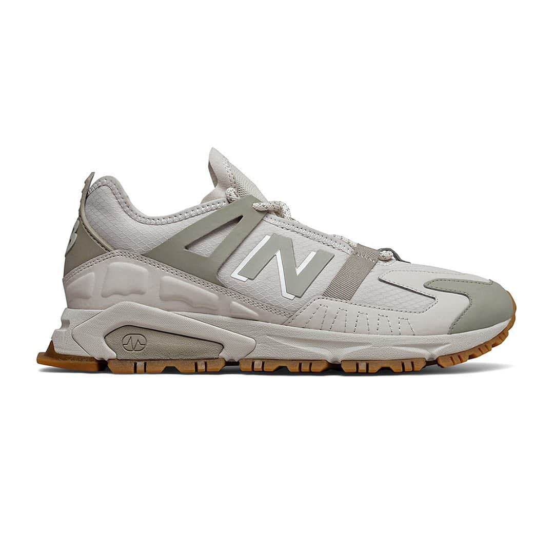 HYPEBEASTさんのインスタグラム写真 - (HYPEBEASTInstagram)「@hypebeastkicks: @newbalance has given the X-Racer Utility a "Workwear" makeover for autumn. Anchored by a tasty gum sole, beige and black iterations deliver a low-key look for the trail runner, complete with tonal textiles on the sleek uppers. Meanwhile, the “Workwear” orange makeup is the star of the accompanying campaign, showcasing the sneaker’s unmistakably bright upper. Blending warm hues and splashes of yellow against neutral grey, the shoes all sport grippy outsoles and breathable paneling for all-weather treks to complete the look. Expect these to release soon.⁠⠀ Photo: New Balance」10月27日 6時38分 - hypebeast