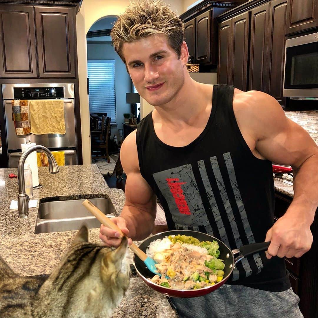 セージ・ノースカットのインスタグラム：「@trifecta has my cat sushi eye balling my salmon haha」