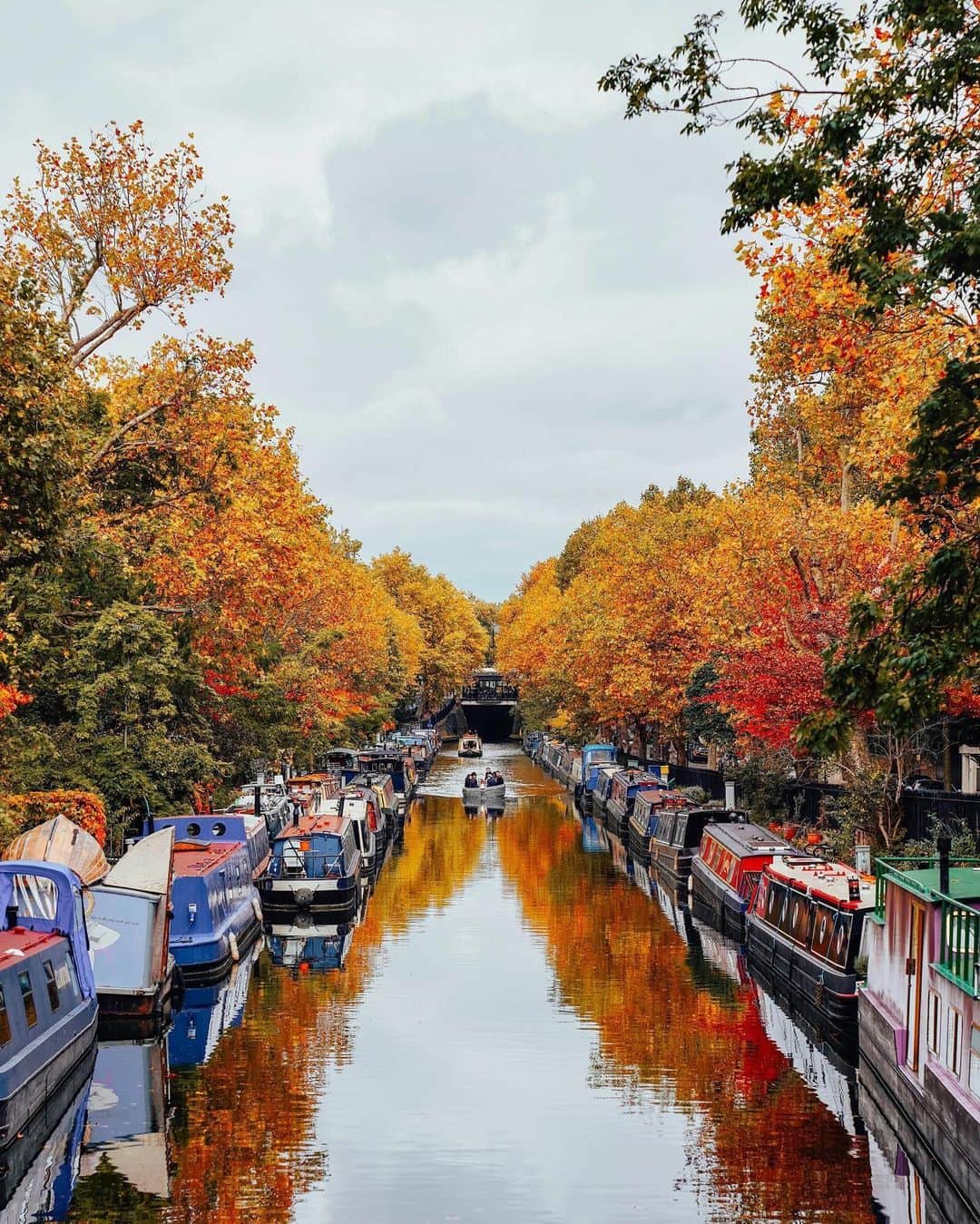 ELLE DECORさんのインスタグラム写真 - (ELLE DECORInstagram)「One of the best ways to watch the seasons change: on a boat in Little Venice, London. 🍁#regram 📸: @ananewyork #London」10月27日 7時00分 - elledecor