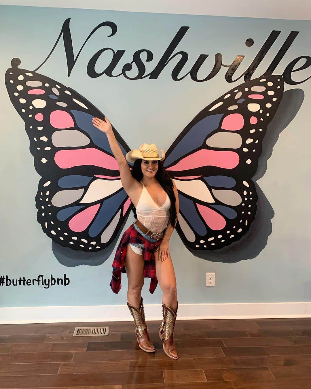 Jessica Arevaloのインスタグラム：「WIN A FREE 2 NIGHT STAY AT @lussobnb NASHVILLE AIRBNB in 2021! 🦋 - All you have to do is follow these 3 easy steps!  - 1. FOLLOW @lussobnb  2. Like this photo  3. TAG 3 friends in this photo you’d want to bring with you to Nashville! 4. You can enter as many times as you want! The more the better!😉  Winner will be picked in 48 hrs. This excludes weekends, holidays and you can combine this with a longer paid stay if you win! Good luck everyone!😍 - Nashville was an absolute BLAST! I highly recommend visiting if you’re looking to travel and have some fun!🤠」