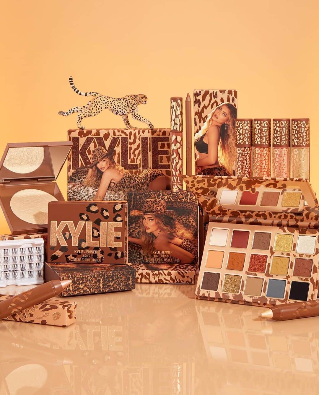 Kylie Cosmeticsさんのインスタグラム写真 - (Kylie CosmeticsInstagram)「Shop our NEW collection now on KylieCosmetics.com 🤎✨ Hurry, you don't want to miss this limited edition collection! 🐆」10月27日 7時00分 - kyliecosmetics
