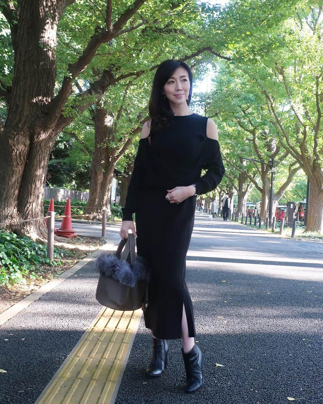 ImotoEtsuyo さんのインスタグラム写真 - (ImotoEtsuyo Instagram)「@elura_official  のニットスカート！ ・ ・  展示会でオーダーしていた エルーラの　@elura_official  黒のニットスカートが 届きました。 ・ ・  ロング丈で左にスリットが入っています。  ・ 今回は黒を合わせてセットアップ風に してみたけど、 合わせるトップスによって 雰囲気が変わるので 色々楽しめそう。  ・ 「.st」のオンラインストアで購入出来ます🎵 ・  ・ #elura  #エルーラ #大人の悩みに効くコーデ  #elura2020fw  #スカート #スカートコーデ  #秋冬コーデ  #ニットスカート  #fashion  #style  #cordinate  #ootd #outfit  #outfitoftheday  #シンプルコーデ  #キレイめコーデ  #きれいめコーデ  #大人カジュアル  #大人カジュアルコーデ  #大人可愛い  #アラフィフ #セントラル」10月27日 6時53分 - bisuhada