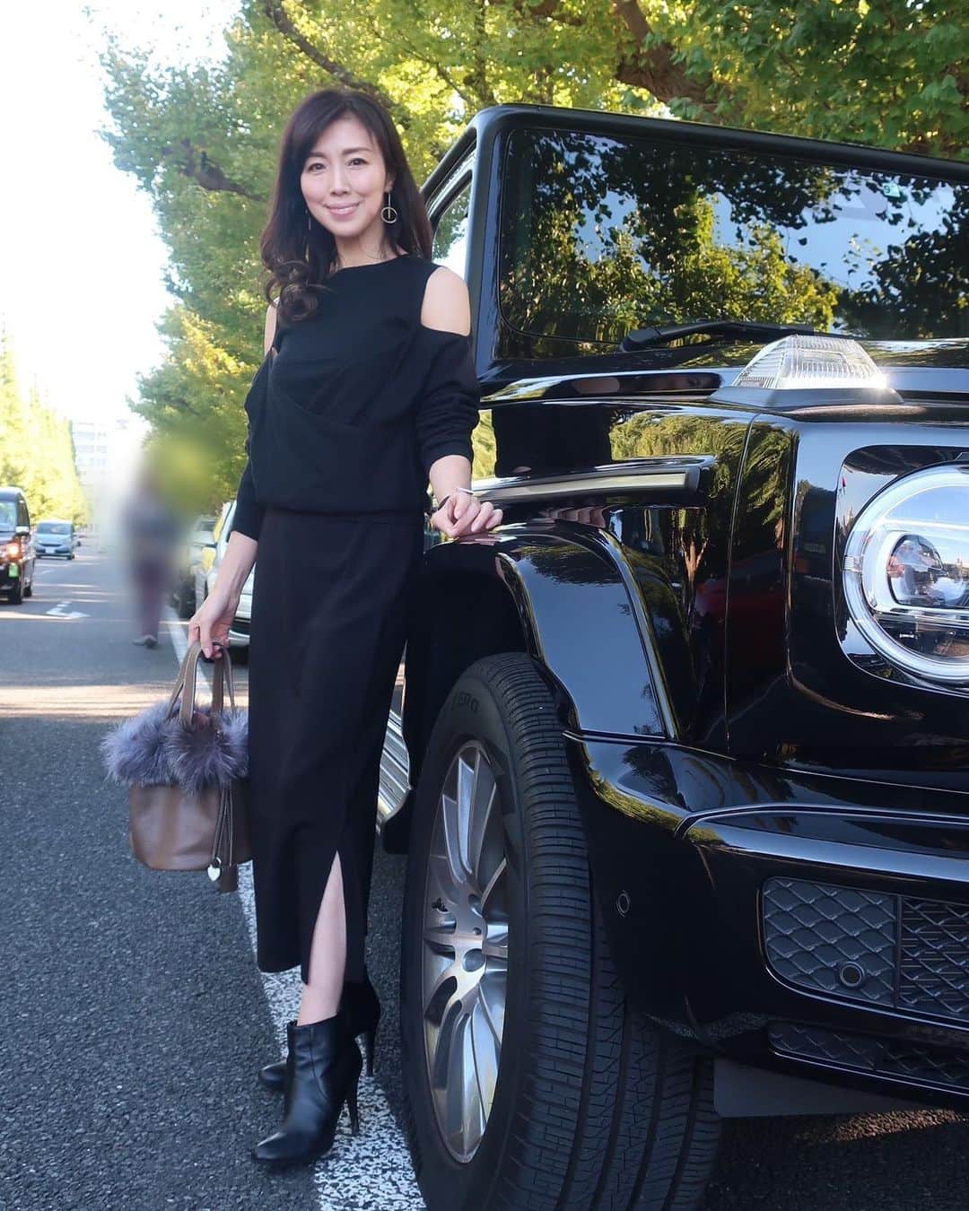 ImotoEtsuyo さんのインスタグラム写真 - (ImotoEtsuyo Instagram)「@elura_official  のニットスカート！ ・ ・  展示会でオーダーしていた エルーラの　@elura_official  黒のニットスカートが 届きました。 ・ ・  ロング丈で左にスリットが入っています。  ・ 今回は黒を合わせてセットアップ風に してみたけど、 合わせるトップスによって 雰囲気が変わるので 色々楽しめそう。  ・ 「.st」のオンラインストアで購入出来ます🎵 ・  ・ #elura  #エルーラ #大人の悩みに効くコーデ  #elura2020fw  #スカート #スカートコーデ  #秋冬コーデ  #ニットスカート  #fashion  #style  #cordinate  #ootd #outfit  #outfitoftheday  #シンプルコーデ  #キレイめコーデ  #きれいめコーデ  #大人カジュアル  #大人カジュアルコーデ  #大人可愛い  #アラフィフ #セントラル」10月27日 6時53分 - bisuhada