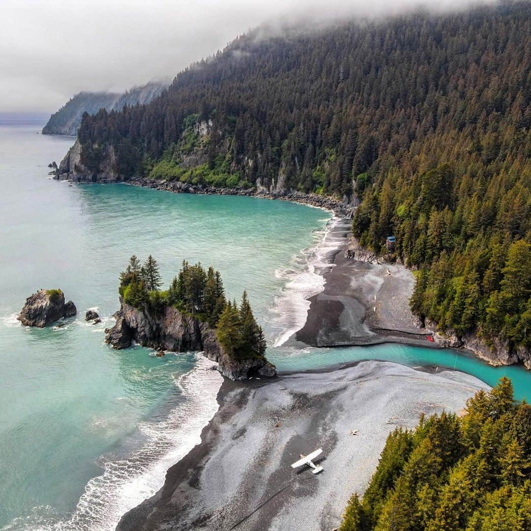 クリス・バーカードのインスタグラム：「Im grateful my ego has been deflated on many occasions. Often when I am in a remote, rugged area like Alaska pictured here. I remember vividly pulling up to this massive black sand beach in our small boat loaded with supplies for 10 days. We had endured some rough water & a storm system & were definitely feeling like we had seen a bit of what the landscape had to offer & were ready for more. Out of nowhere a small bush plane dropped through the clouds and landed on that empty massive beach where the waves pounded. A fella well into his later years go out with his dogs and kayaked across the river mouth to a completely off the grid cabin he had obviously taken years to construct. Whether was a daily commute or just a once in a while occasion he left us all speechless, ready to retreat back to California with our tales between our legs. These experiences are what make you appreciate humans & their resiliency to exist in such remote & wild environments.   @billabong on assignment」