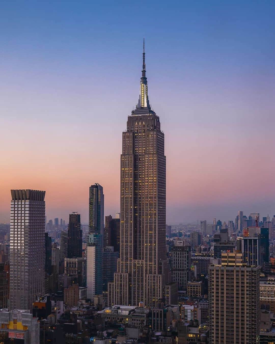 Empire State Buildingさんのインスタグラム写真 - (Empire State BuildingInstagram)「“For me, New York is comfortable, not strange.”  - @karllagerfeld  ⠀⠀⠀⠀⠀⠀⠀⠀⠀  📷: @nyc_pictures #EmpireStateBuilding」10月27日 6時57分 - empirestatebldg