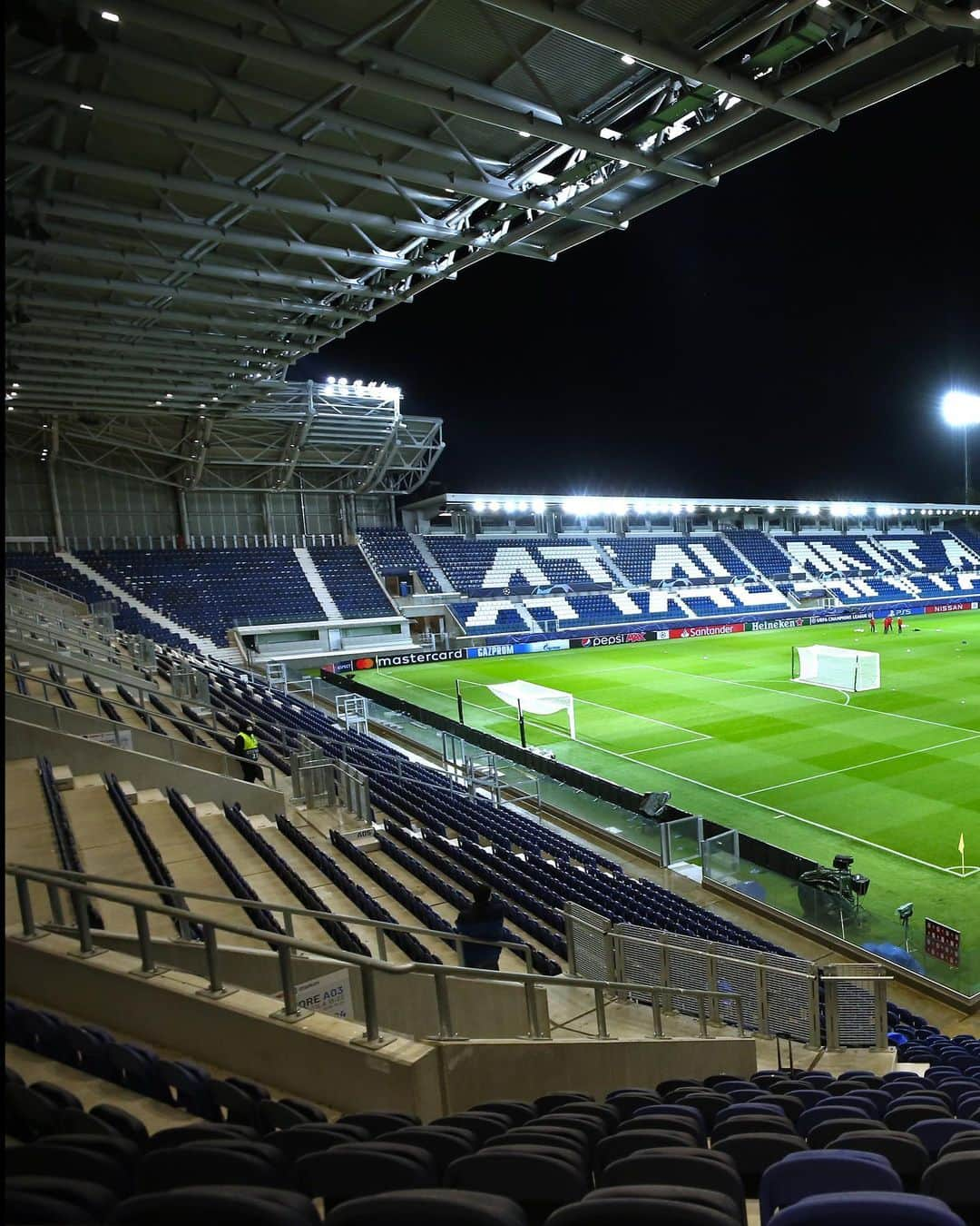 アタランタBCさんのインスタグラム写真 - (アタランタBCInstagram)「Uno stadio... da @championsleague 😍 @gewiss_stadium_official ready for its first #UCL night ever 😱 ⠀ #AtalantaAjax #UCL #GoAtalantaGo ⚫️🔵 #Atalanta #BergAMO #ForzaAtalanta #football」10月27日 7時06分 - atalantabc