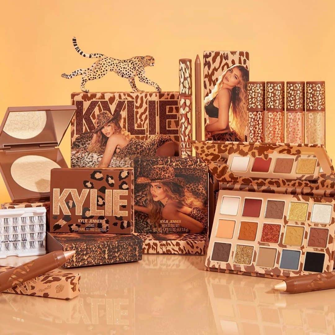 クリス・ジェンナーさんのインスタグラム写真 - (クリス・ジェンナーInstagram)「Kylie just dropped her new collection!! Shop now on KYLIECOSMETICS.COM before it sells out🤎@Kyliejenner @kyliecosmetics」10月27日 7時11分 - krisjenner