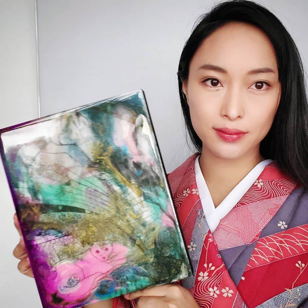 鈴木みほのインスタグラム：「New painting and a gift -tissue box.👩‍🎨🎨🖌️ 新作の絵と贈り物にしたティッシュボックス。 気に入ってもらえて嬉しい😊💓  .  #resin #resinart #epoxyresin #epoxyresin #painting #pencildrawing #tissuebox #gift #love #experiment #kimono #handmade #graphitedrawing #レジン #実験は続く #絵画 #エポキシ #エポキシ樹脂 #エポキシレジン #ティッシュ箱 #ギフト #贈り物 #手作り」