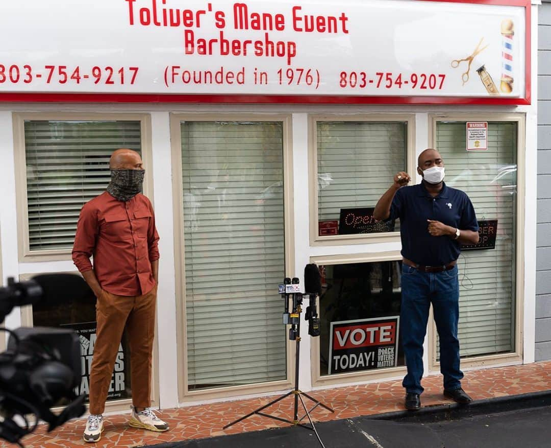 コモンさんのインスタグラム写真 - (コモンInstagram)「I’m grateful to be out here in South Carolina today to support @HarrisonJaime’s Senate campaign and encourage folks to #Vote! Thanks for welcoming me SC. I love y’all! Let’s make history!」10月27日 7時15分 - common