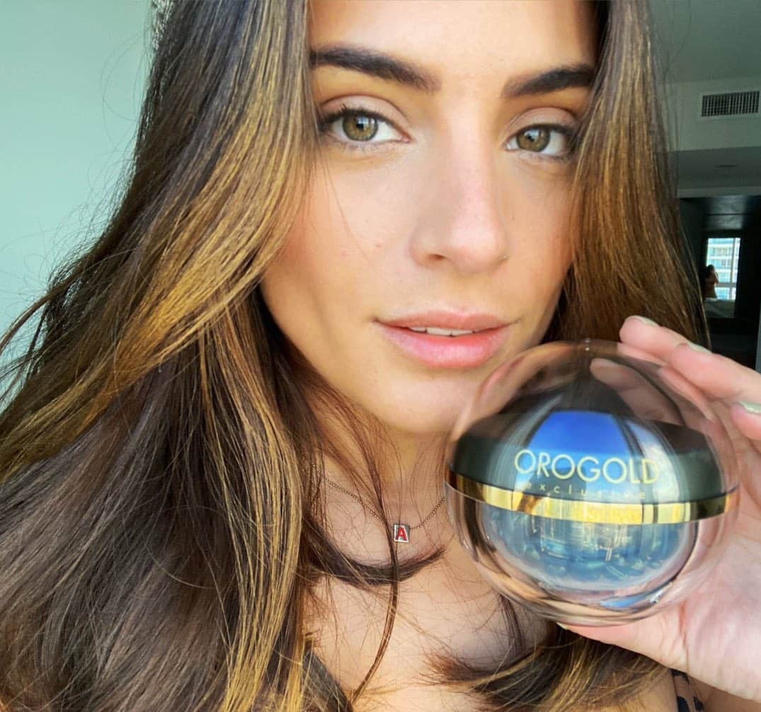 Ana Brenda Contrerasのインスタグラム：「Holiii hoy es Self care Monday for me ✨Me estoy consintiendo con Caviar Elastin Restoration de @orogoldmx  a veces es necesario darse el día 💋」