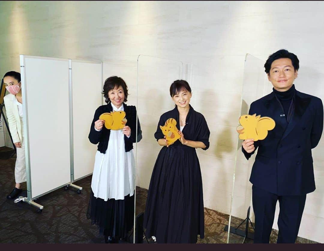 河瀬直美さんのインスタグラム写真 - (河瀬直美Instagram)「NTV『スッキリ』クイズッスに出演していた俳優陣が、役積み中、気づけば後ろに監督がいる…とかなんとかコメントしてるのが聞こえたので、背後から忍びの様に見守っていました^_^  河瀬組は実はとても仲良しで、 キャンペーンのときは、親戚の集まり…みたいになります😁  All of the actors appearing on NTV Sukkiri’s quiz corner are lined up, and then they noticed that their director was there behind them...I could hear them commenting on something,  so I snuck up from behind to keep watch. ^_^  The Kawase Team actually gets along very well, and it feels like a family coming together when we’re campaigning for a film. 😁  #朝が来る  #気配 #劇場で逢おうね #truemothers #seeyouatthetheater」10月27日 7時19分 - naomi.kawase