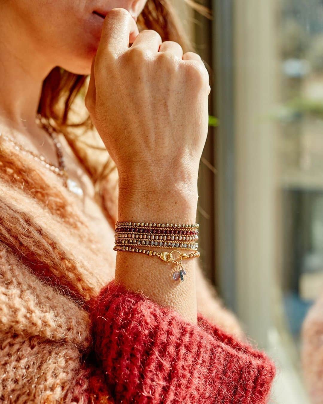 チャンルーさんのインスタグラム写真 - (チャンルーInstagram)「Our favorite kind of layers 🍂Tap to shop easy, layerable bracelets for Fall.」10月27日 7時22分 - chanluu