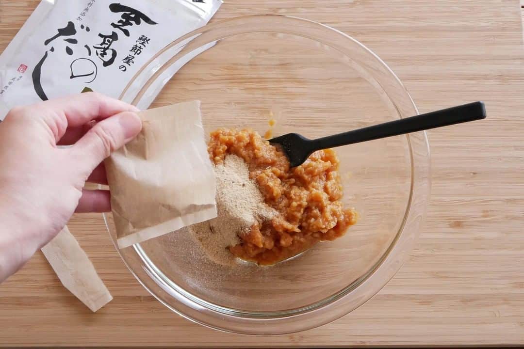 Komerco-コメルコ-さんのインスタグラム写真 - (Komerco-コメルコ-Instagram)「. 【自家製のすすめ】⁣ ごはんのお供「味噌玉」を作ろう  いよいよ今年も新米の季節がやってきましたね🌾。 今月の「自家製のすすめ」では、アツアツ炊きたてのごはんと一緒に楽しみたい仕込みものをご紹介します。  第1弾は「味噌玉」。 冷蔵庫にストックしておけば忙しい日にも大助かりの味噌玉の作り方とバリエーションを紹介します。  ぜひ最新のコメルコバナシをご覧くださいね🌿⁣  -------------------------------⁣ ▷ #コメルコバナシ は、KomercoアプリとWebサイトのホーム画面でご紹介している読みもの。クリエイターや作品の魅力を紹介し、モノからはじまる料理の楽しさと可能性を提案しています。⁣ https://komer.co/komercobanashis⁣ .⁣ ▷Web版はプロフィールリンクから📲⁣ @komerco_official⁣ .⁣ ▷iOS版アプリのダウンロードはAppStoreにて「Komerco」または「コメルコ」と検索🔎⁣ -------------------------------⁣ .⁣ #komerco #コメルコ #cookpad #クックパッド #komercoごはん #料理をもっと楽しく #おうちごはんを楽しもう #おうちごはん #instafood #foodpic #cookinglove #手しごと #komercoフード #komercoクラフト⁣ #手作り #自家製 #味噌玉 #味噌だま #味噌玉レシピ  #宮本みそ #かね眞サザンフーズ #お味噌汁 #味噌汁 #加藤兵太郎商店 #ヤマイチ商店  #仕込みもの」10月27日 7時30分 - komerco_official